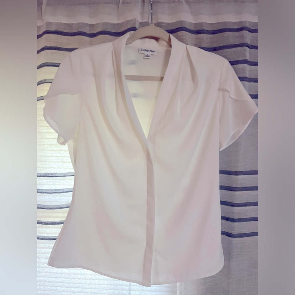 Calvin Klein short sleeve white blouse with a scooped v-neck, size small